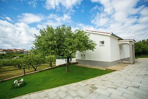 Modern House W.large Garden & Children Playground