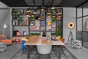 Moxy Lyon Airport