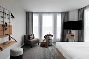Moxy Lyon Airport