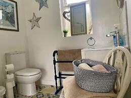 1 Bed Flat - Sleeps 5 - Parking - Garden - Pets