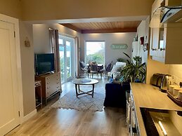 1 Bed Flat - Sleeps 5 - Parking - Garden - Pets