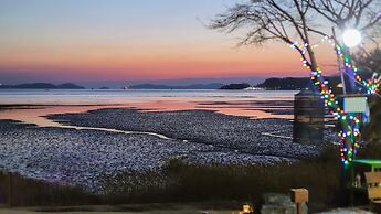 Ganghwa Badatgashimteo Pension