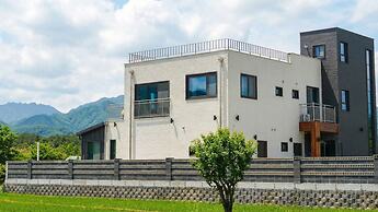 Sokcho Lasso Pool Villa Pension