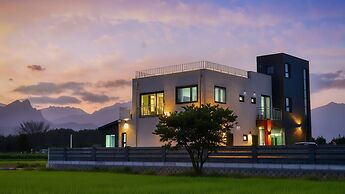 Sokcho Lasso Pool Villa Pension