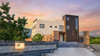 Sokcho Lasso Pool Villa Pension