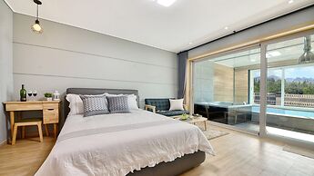 Sokcho Lasso Pool Villa Pension