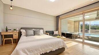 Sokcho Lasso Pool Villa Pension