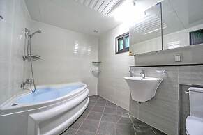 Gyeongju Hyu Plus Pension
