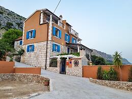 Luxe House
