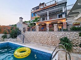 Luxe House
