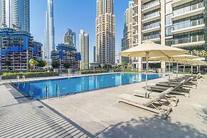 Elegant Apt With Balcony Minutes from Burj Khalifa