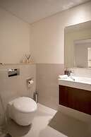 Elegant Apt With Balcony Minutes from Burj Khalifa