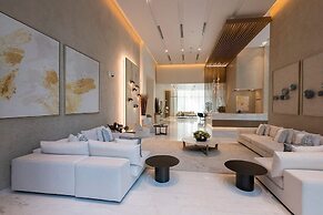 Elegant Apt With Balcony Minutes from Burj Khalifa