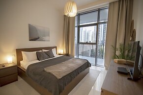 Elegant Apt With Balcony Minutes from Burj Khalifa