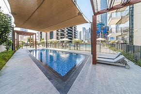 Elegant Apt With Balcony Minutes from Burj Khalifa