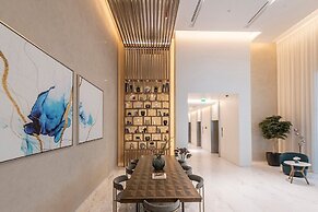 Elegant Apt With Balcony Minutes from Burj Khalifa