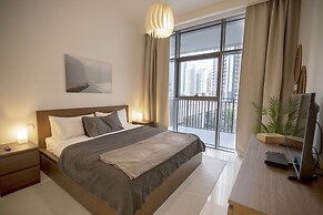 Elegant Apt With Balcony Minutes from Burj Khalifa
