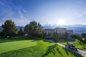 Dali Art Golf Hotel