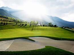 Dali Art Golf Hotel