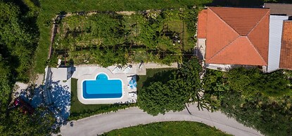 Sunflower House With a Pool and Large Garden