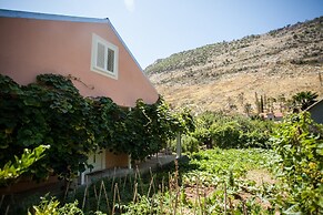 House With Large Garden, Right Next to the River
