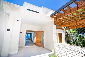 West Bay Breeze 3 Bedroom Home by RedAwning