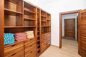 West Bay Breeze 3 Bedroom Home by RedAwning