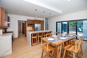 West Bay Breeze 3 Bedroom Home by RedAwning