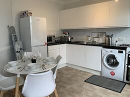 BookedUK - Large Cosy Cottage