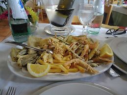 Ostra Villa - Sleeps 8 - Pool - Garden - Parking