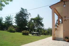 Ostra Villa - Sleeps 8 - Pool - Garden - Parking