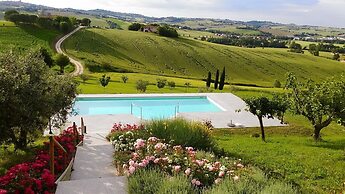 Ostra Villa - Sleeps 8 - Pool - Garden - Parking