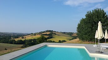 Ostra Villa - Sleeps 8 - Pool - Garden - Parking