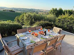 Ostra Villa - Sleeps 8 - Pool - Garden - Parking