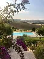 Ostra Villa - Sleeps 8 - Pool - Garden - Parking