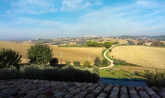 Ostra Villa - Sleeps 8 - Pool - Garden - Parking