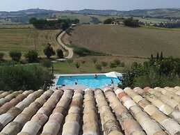 Ostra Villa - Sleeps 8 - Pool - Garden - Parking