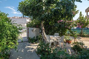 A 1 - apt Near Beach With Patio, Parking and Grill