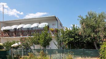 A 1 - apt Near Beach With Patio, Parking and Grill
