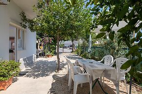 A 1 - apt Near Beach With Patio, Parking and Grill
