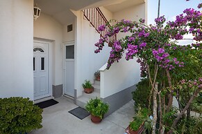 A 1 - apt Near Beach With Patio, Parking and Grill