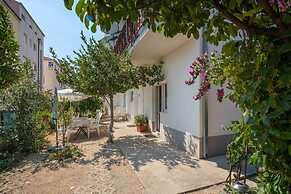 A 1 - apt Near Beach With Patio, Parking and Grill