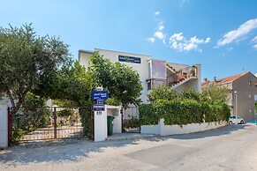 A 1 - apt Near Beach With Patio, Parking and Grill