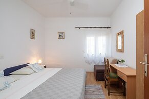 A 1 - apt Near Beach With Patio, Parking and Grill