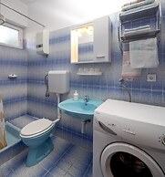 A 1 - apt Near Beach With Patio, Parking and Grill