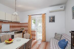 A 1 - apt Near Beach With Patio, Parking and Grill
