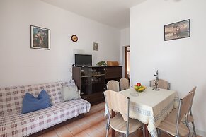 A 1 - apt Near Beach With Patio, Parking and Grill