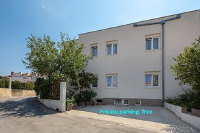 A 1 - apt Near Beach With Patio, Parking and Grill