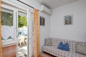 A 1 - apt Near Beach With Patio, Parking and Grill