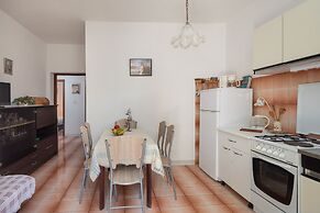 A 1 - apt Near Beach With Patio, Parking and Grill